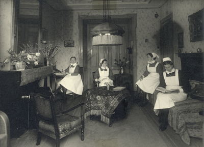 826221 Afbeelding van enkele diaconessen in de huiskamer van het Wijkhuis in de Hendrik van Viandenstraat te ...